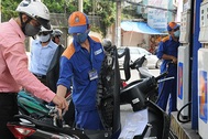 Xăng dầu “lỗ”, nhấp nhổm tăng giá