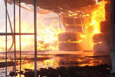 Cháy lớn tại công ty chứa toàn “mồi ngon” của lửa