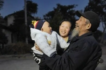 Hôn nhân hạnh phúc của cô gái trẻ cưới chồng U80 ở Trung Quốc