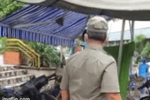 Xôn xao clip 2 bảo vệ dân phố đánh chửi tài xế Grab