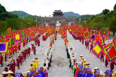 Hàng vạn người đổ về "cổng trời" Bái Đính xem vua Đinh đăng quang Hoàng Đế