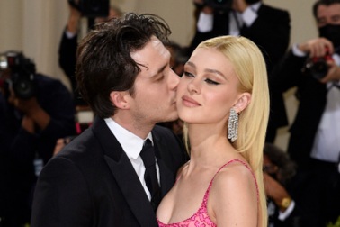 Vợ chồng Brooklyn Beckham mâu thuẫn với cha mẹ vì muốn chứng minh năng lực?