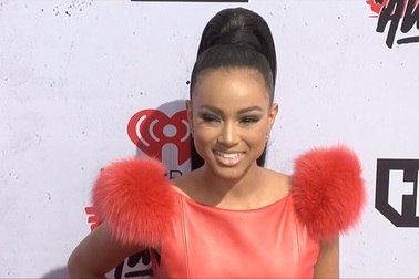 Karrueche Tran rực rỡ với váy vàng