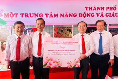 Trao tặng Không gian "Cây tri thức" và 126.000 quyển sách tại TPHCM