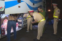 Phát hiện xe khách chở gần 1.000 chai rượu ngoại không rõ nguồn gốc