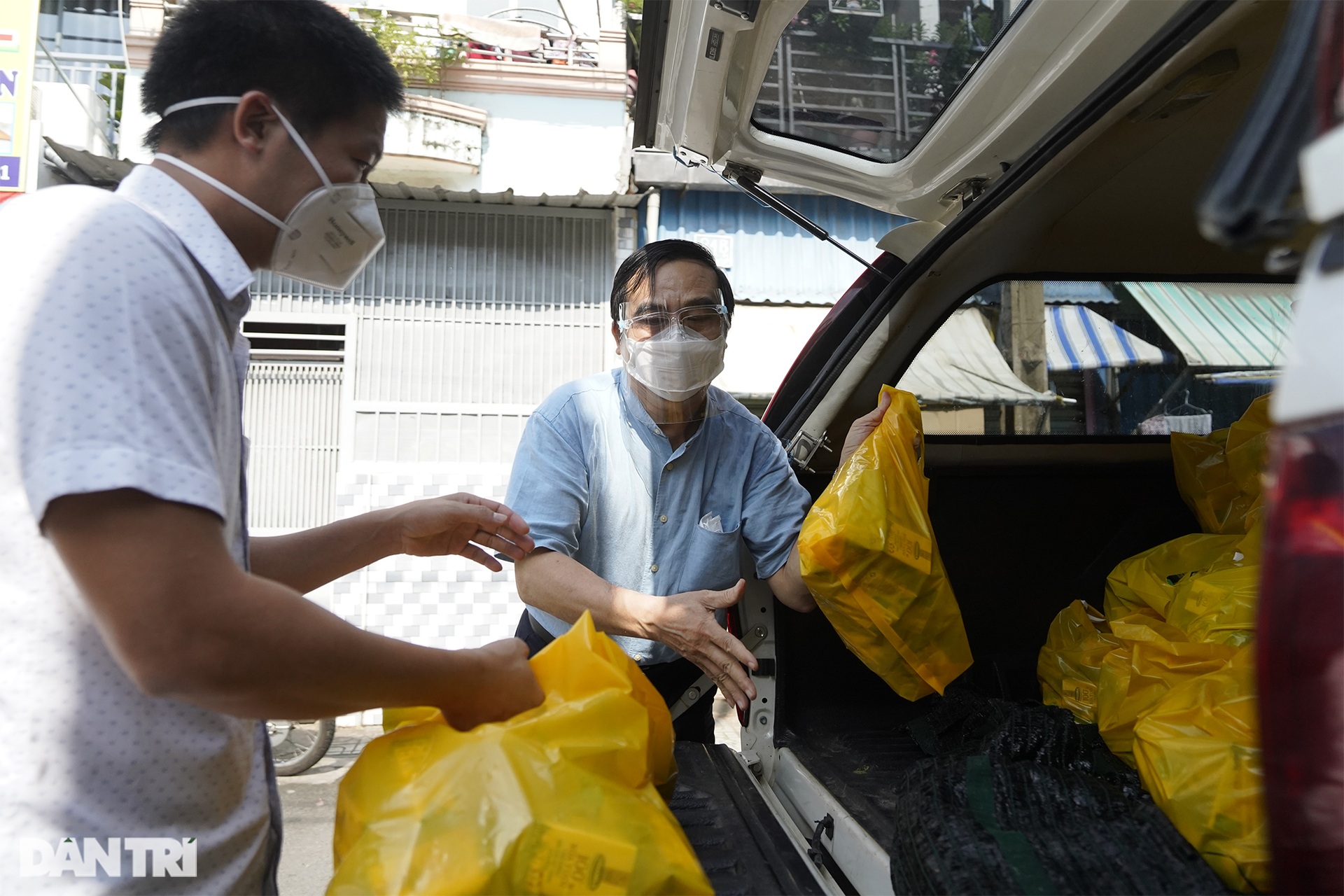 Người dân xóm trọ bật khóc khi nhận quà từ Tổ công tác đặc biệt Bộ LĐ-TBXH - 4