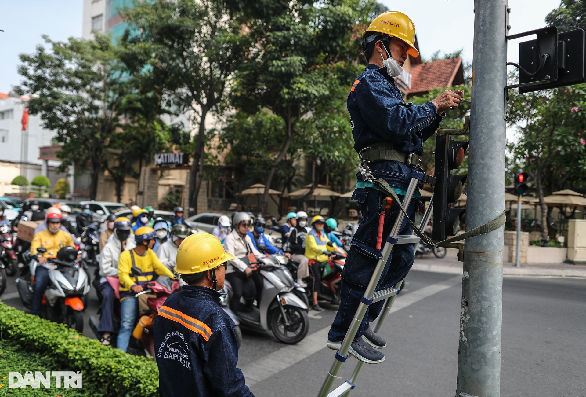 Người dân TPHCM than trời vì kẹt xe cả ngày lẫn đêm - 14