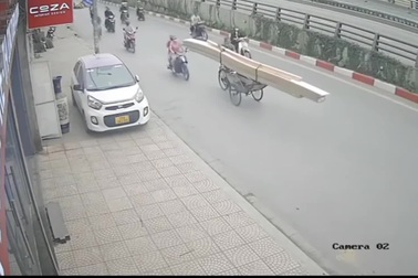 Xe xích lô chở hàng cồng kềnh, gây tai nạn cho người đi đường