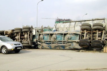 Thêm một xe bồn “sập bẫy” hố ga không nắp