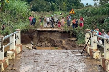 Sập cầu sau bão Kalmaegi