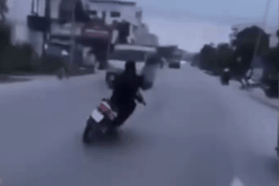 Nam thanh niên đánh võng trước đầu xe tải rồi đăng clip lên mạng xã hội