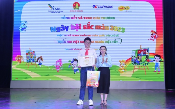 Đồng chí Nguyễn Phạm Duy Trang - Bí thư T.Ư Đoàn, Chủ tịch Hội đồng Đội T.Ư trao giải Đặc biệt cho em Đặng Hà Anh Duy.