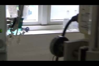 Cậu bé Khơ-mú không tiền đi viện