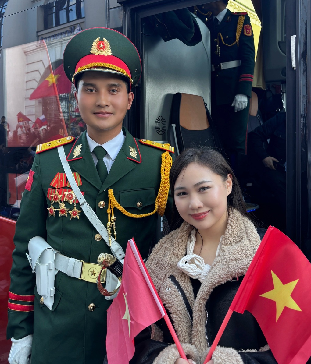 Xúc động Quân đội Việt Nam đi trong tiếng reo hò, cổ vũ của kiều bào ở Nga - 2 Xúc động Quân đội Việt Nam đi trong tiếng reo hò, cổ vũ của kiều bào ở Nga - 2