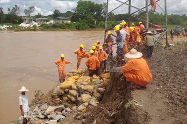 Một tuần “vật lộn” với cột điện cao áp dọa đổ