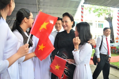 Chủ tịch Quốc hội Nguyễn Thị Kim Ngân dự khai giảng tại ngôi trường đạt chuẩn quốc gia đầu tiên ở miền Tây