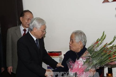 Tổng Bí thư Nguyễn Phú Trọng chúc thọ nguyên Tổng Bí thư Đỗ Mười