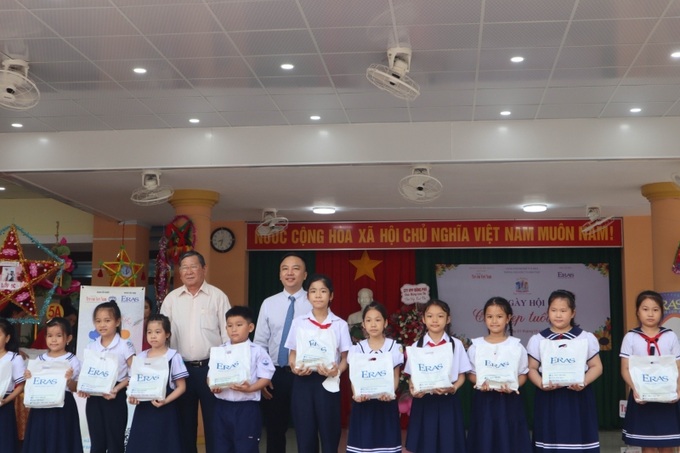 Ông Trần Ngọc Hiệp, Trưởng Phòng Mầm non Tiểu học - Sở GD&ĐT tỉnh Phú Yên và ông Nguyễn Mạnh Huy, TBT Tạp chí Trẻ em Việt Nam, Trưởng BTC trao quà cho các em học sinh tiêu biểu đại diện cho 300 học sinh tham gia Ngày hội.
