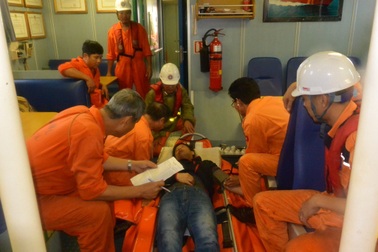 Điều tàu đi cứu thuyền viên Trung Quốc bị đau bụng dữ dội