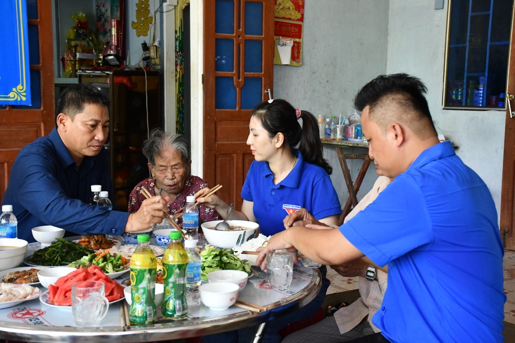 Ấm áp bữa cơm tri ân Mẹ Việt Nam anh hùng - 3 Ấm áp bữa cơm tri ân Mẹ Việt Nam anh hùng - 3