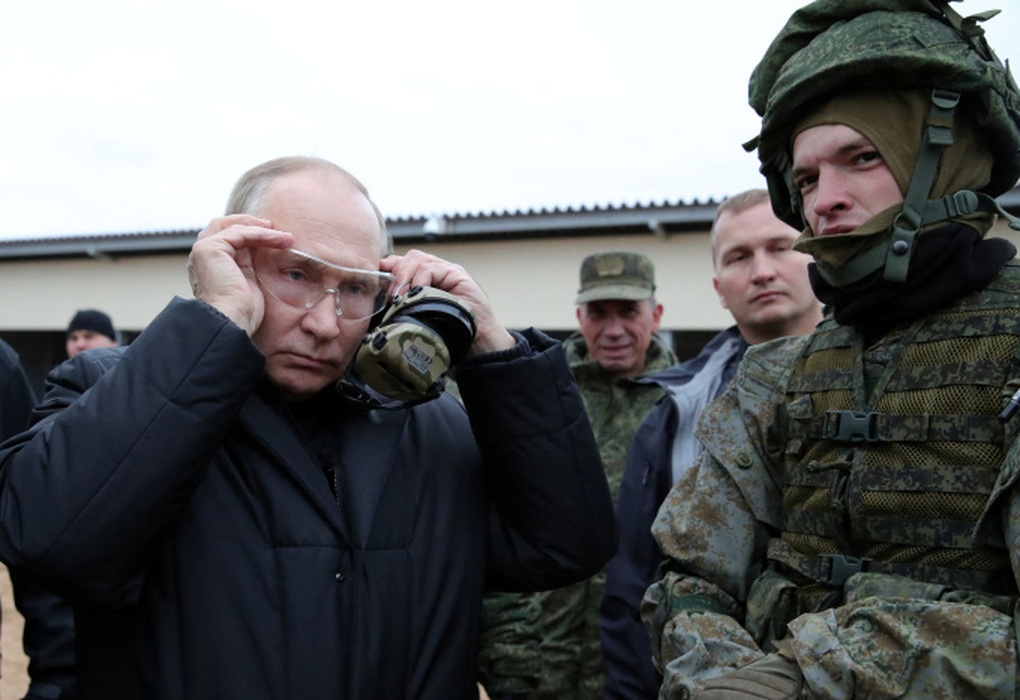 Ông Putin thử súng bắn tỉa tại thao trường - 1 Ông Putin thử súng bắn tỉa tại thao trường - 1