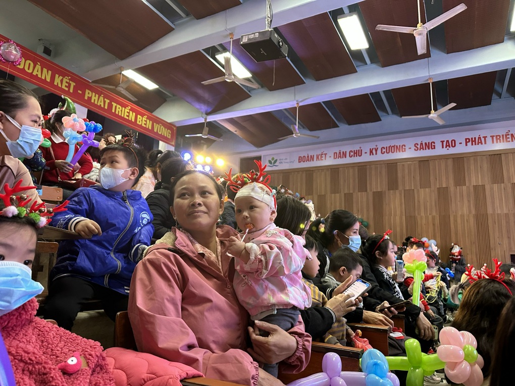 2.500 suất quà đến với bệnh nhi trong dịp Giáng sinh - 1