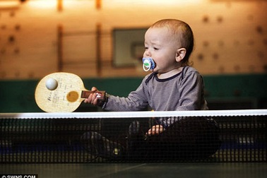 Em bé 18 tháng tuổi “náo loạn” youtube vì tài đánh bóng bàn