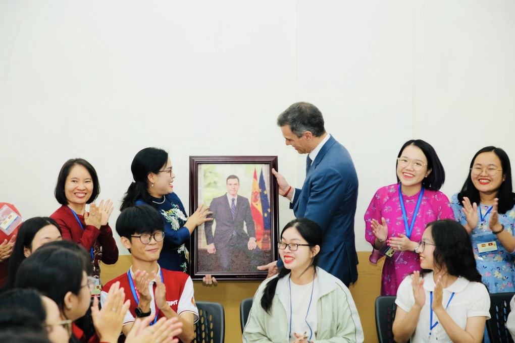 Bó hoa kể chuyện khi Thủ tướng Tây Ban Nha thăm Trường Nhân Văn - 3 Bó hoa kể chuyện khi Thủ tướng Tây Ban Nha thăm Trường Nhân Văn - 3