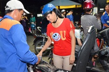 Giá xăng dầu: Tăng sốc, giảm nhỏ giọt