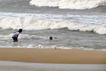 Ra biển chơi, 2 anh em họ bị sóng lớn cuốn mất tích