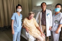 Du khách Anh đi lại được sau ca phẫu thuật điều trị gãy xương nặng tại FV