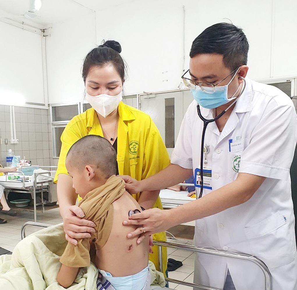 Sau trận bóng ở sân bùn đất, bé trai nguy kịch vì nhiễm vi khuẩn hiếm - 3 Sau trận bóng ở sân bùn đất, bé trai nguy kịch vì nhiễm vi khuẩn hiếm - 3