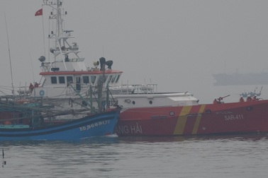 Trợ giúp tàu cá bị phá nước thả trôi trên biển