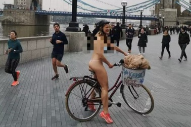 Cô gái khỏa thân đạp xe vòng quanh London để quyên tiền từ thiện