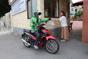 Nỗi lòng của shipper trong mùa dịch: Nguy cơ cao, thu nhập giảm