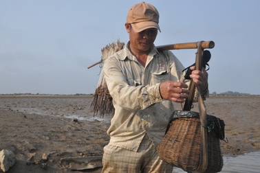 Người đàn ông 30 năm lội bùn lầy săn cá thòi lòi