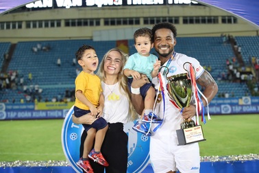 Tuổi thơ khốn khó và cuộc gặp định mệnh với vợ của cầu thủ Nguyễn Xuân Son