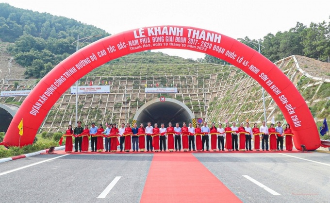 Phó Thủ tướng Chính phủ Trần Hồng Hà và các đại biểu Trung ương, tỉnh Thanh Hóa, Nghệ An, cùng các nhà thầu cắt băng khánh thành dự án