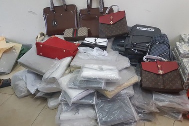 Bắt giữ hàng trăm túi xách, ví da hiệu Louis Vuitton, Dior đang "tuồn" đi tiêu thụ
