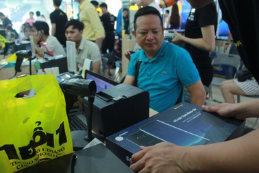 Bộ đôi Galaxy S8 ngày đầu bán ra gấp 3 lần so với thế hệ Galaxy S7