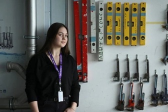 Lo sợ mất việc vì AI, giới trẻ đổ xô đi học nghề... sửa ống nước