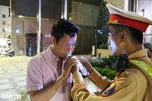 Vui liên hoan, nam bác sĩ ở Hà Nội dính độ cồn gấp đôi mức kịch khung