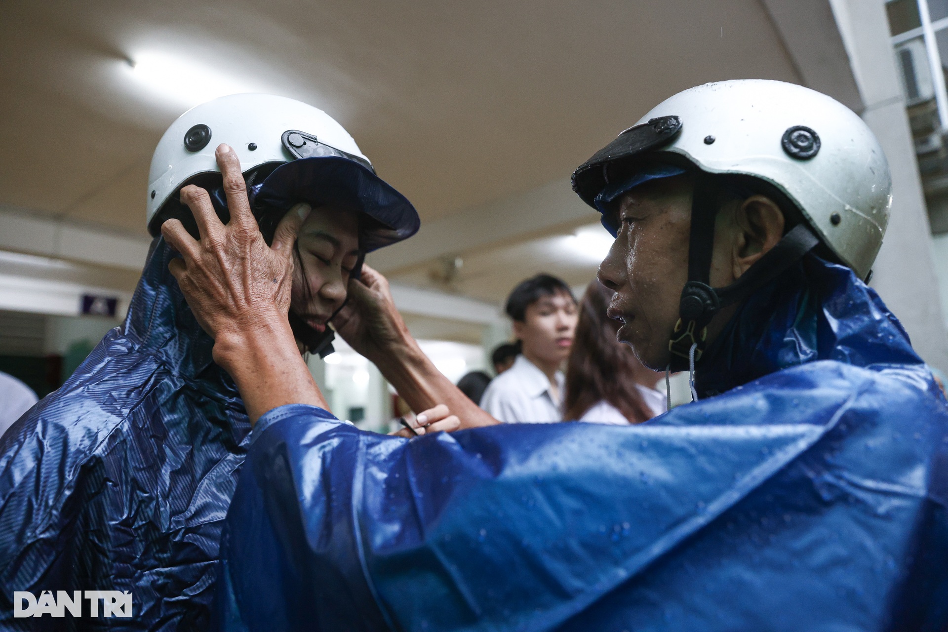Parents in Ho Chi Minh City brave the rain all morning to wait for their children to take the high school graduation exam - 8 Phụ huynh TPHCM dầm mưa cả buổi để chờ con thi tốt nghiệp THPT - 8