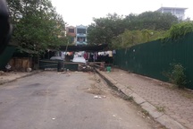 Kinh doanh trái phép trên đất vàng, chặn lối đi của người dân