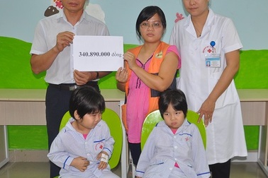 Hơn 340 triệu đồng đến với hai chị em sinh đôi bị suy tủy xương