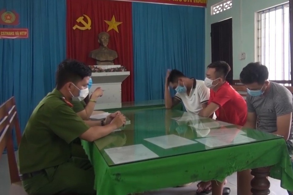 Nhóm thanh niên bắt người, giam lỏng ở nhà nghỉ để đòi nợ - 2 Nhóm thanh niên bắt người, giam lỏng ở nhà nghỉ để đòi nợ - 2