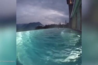 Bể bơi vô cực ấn tượng đến khó tin