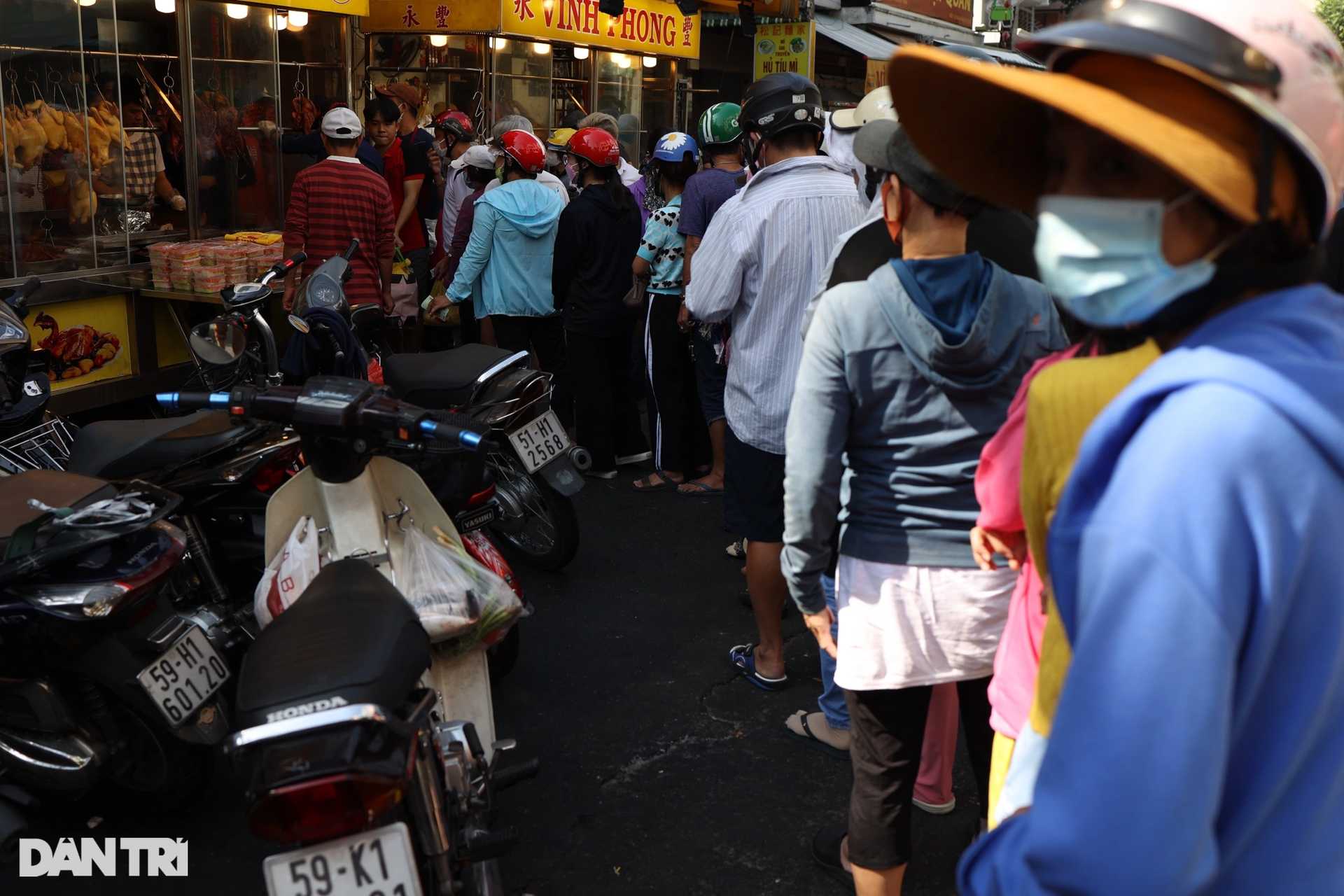 Người dân TPHCM xếp hàng từ 5h sáng để mua thịt quay vía Thần Tài - 8 Người dân TPHCM xếp hàng từ 5h sáng để mua thịt quay vía Thần Tài - 8