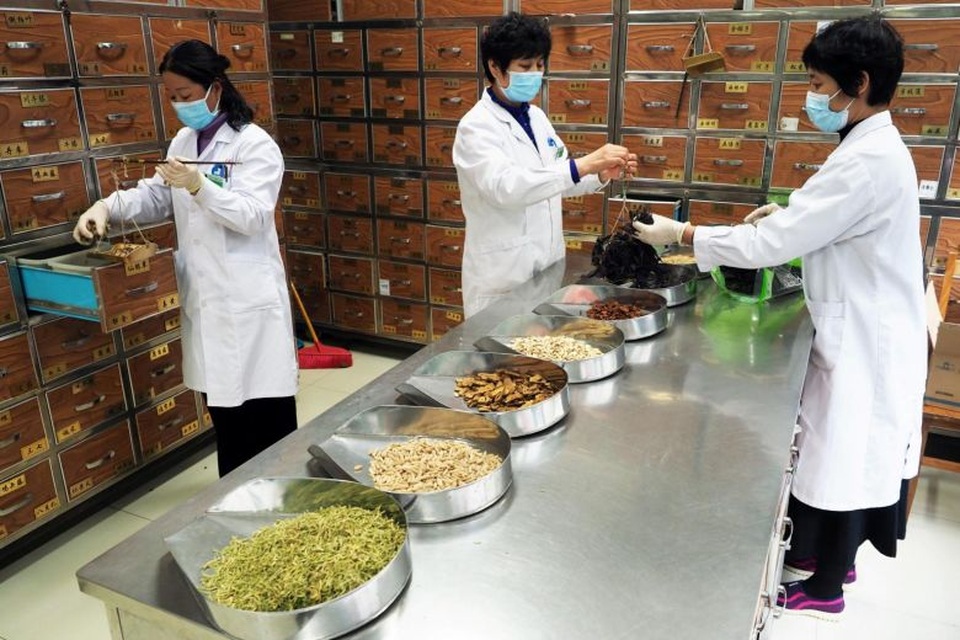 Trung Quốc nói thuốc đông y có tác dụng trong việc điều trị virus corona - 1 Trung Quốc nói thuốc đông y có tác dụng trong việc điều trị virus corona - 1