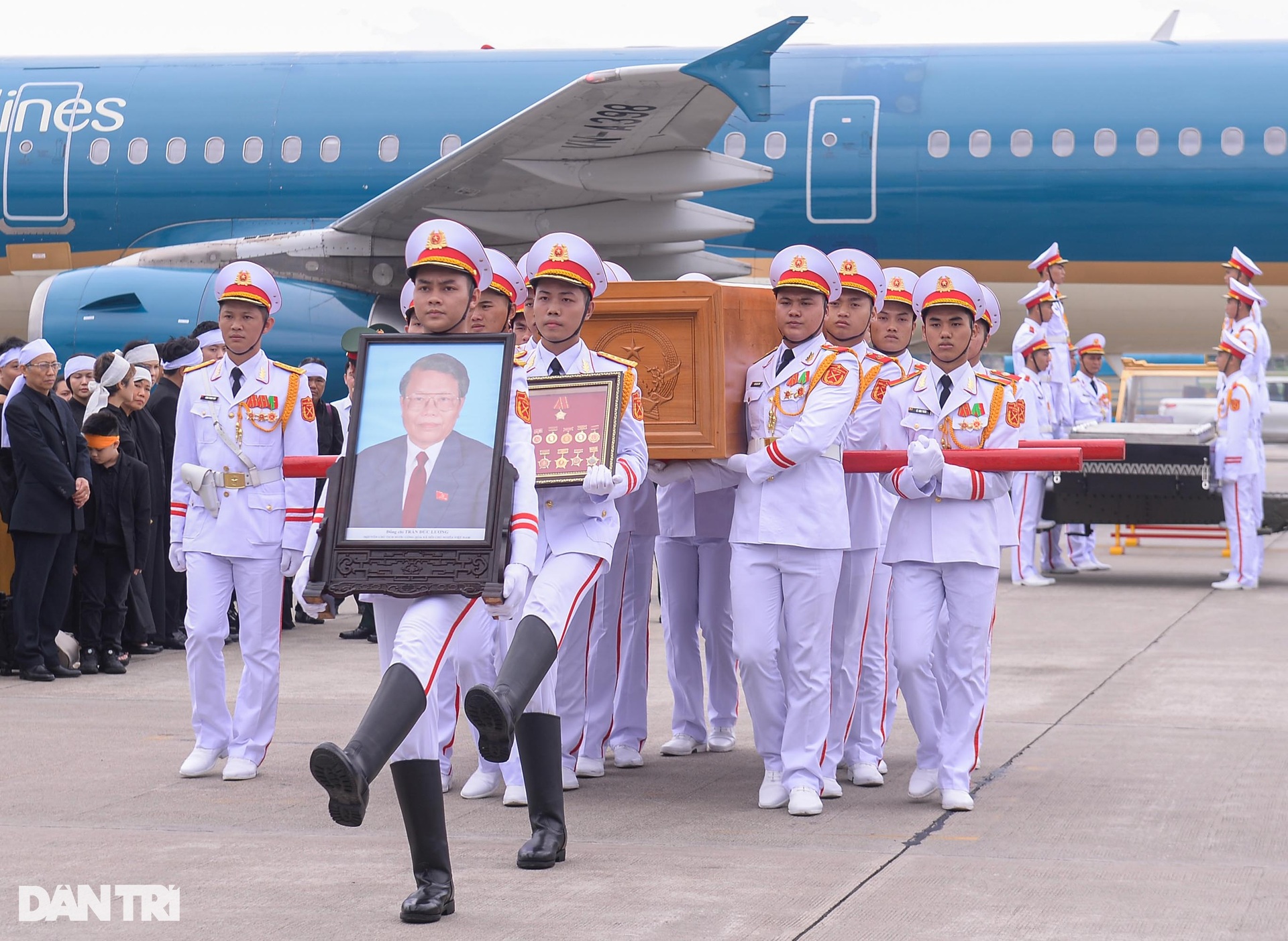Tiễn biệt nguyên Chủ tịch nước Trần Đức Lương về quê nhà Quảng Ngãi - 6 Tiễn biệt nguyên Chủ tịch nước Trần Đức Lương về quê nhà Quảng Ngãi - 6